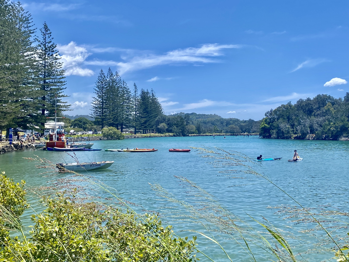 Clear water and green riverbanks at Brunswick Heads